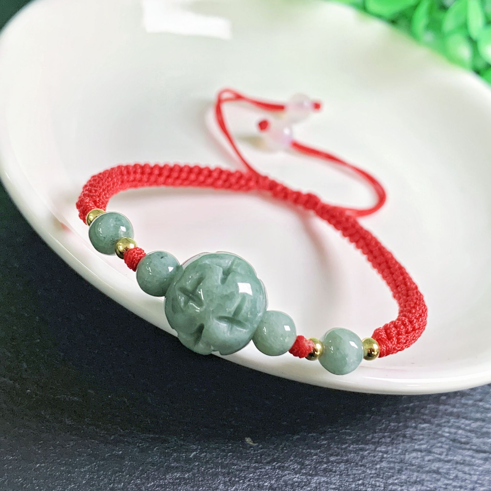 Bracelets - Un Bracelet de perles sculptées en